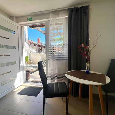Azzurro Mare Apartment Pula Bagian luar foto