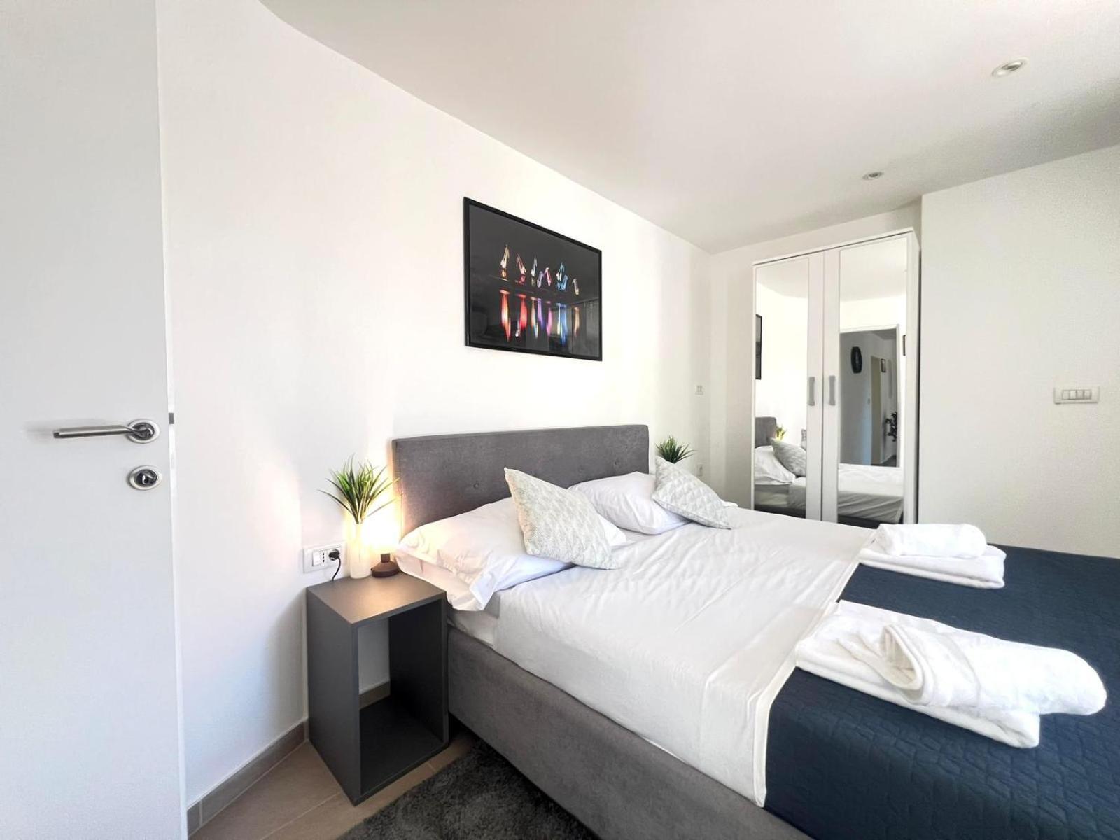 Azzurro Mare Apartment Pula Bagian luar foto