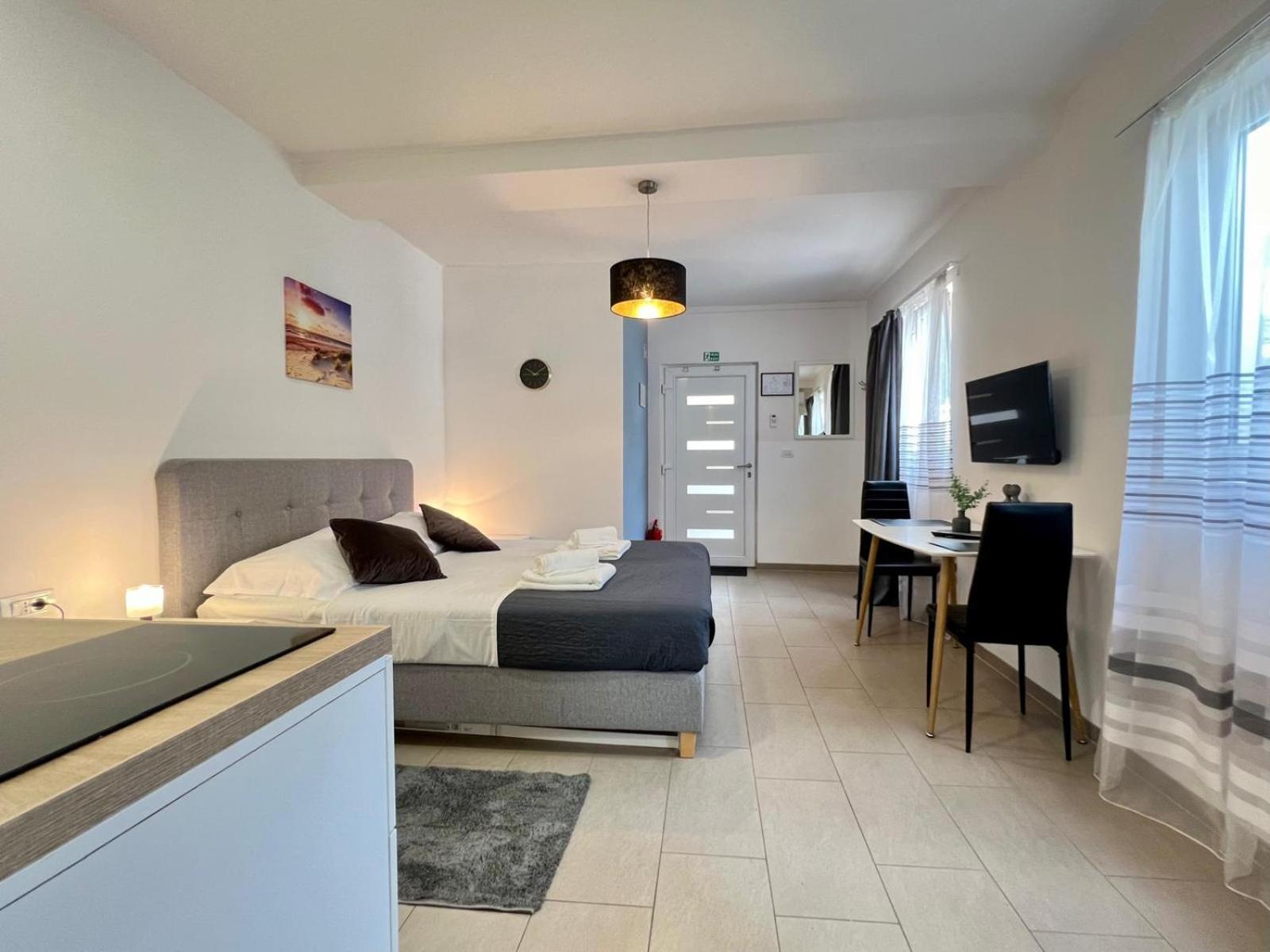 Azzurro Mare Apartment Pula Bagian luar foto
