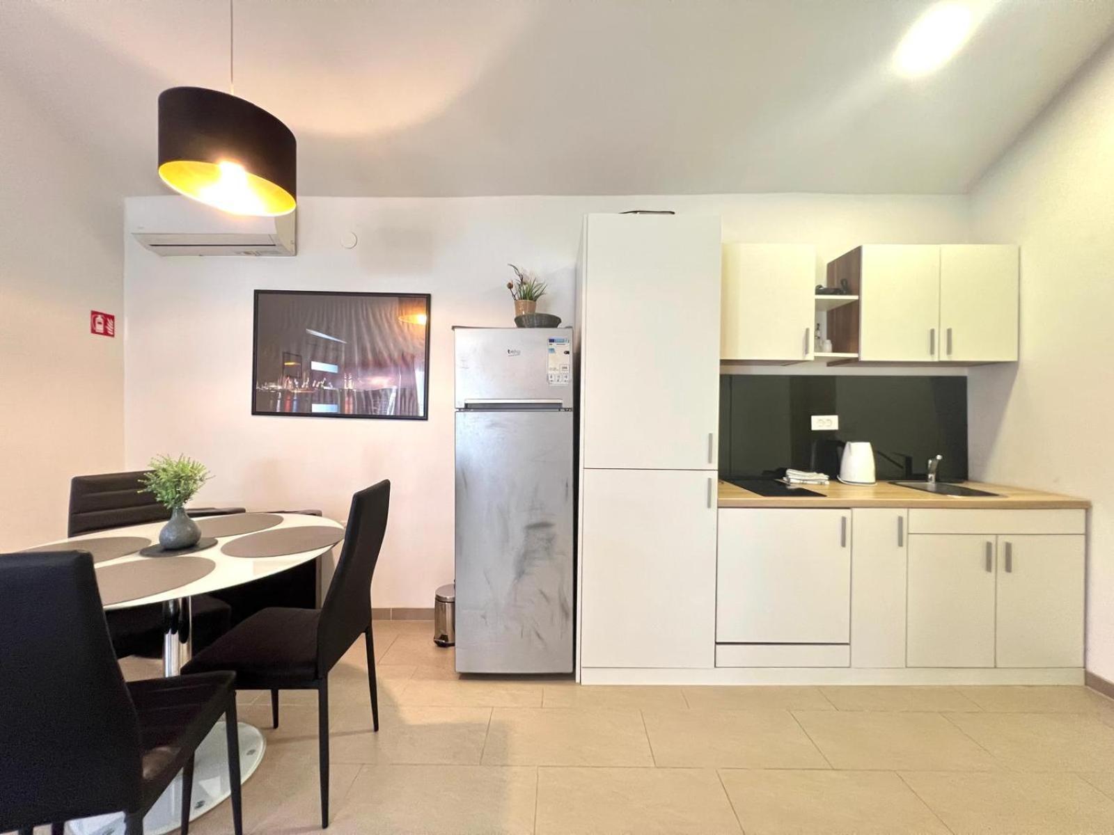 Azzurro Mare Apartment Pula Bagian luar foto