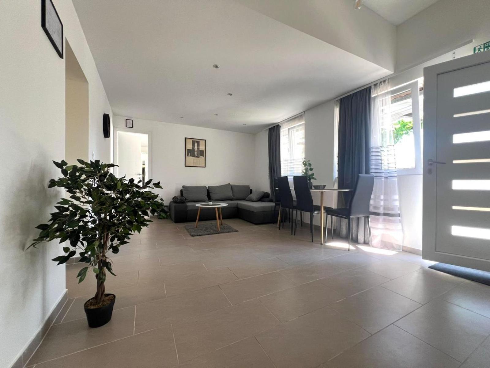 Azzurro Mare Apartment Pula Bagian luar foto
