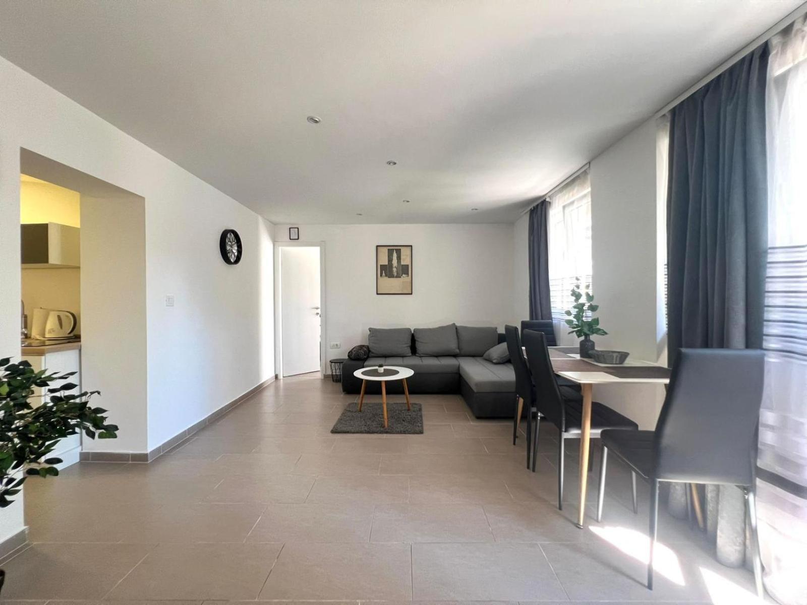 Azzurro Mare Apartment Pula Bagian luar foto