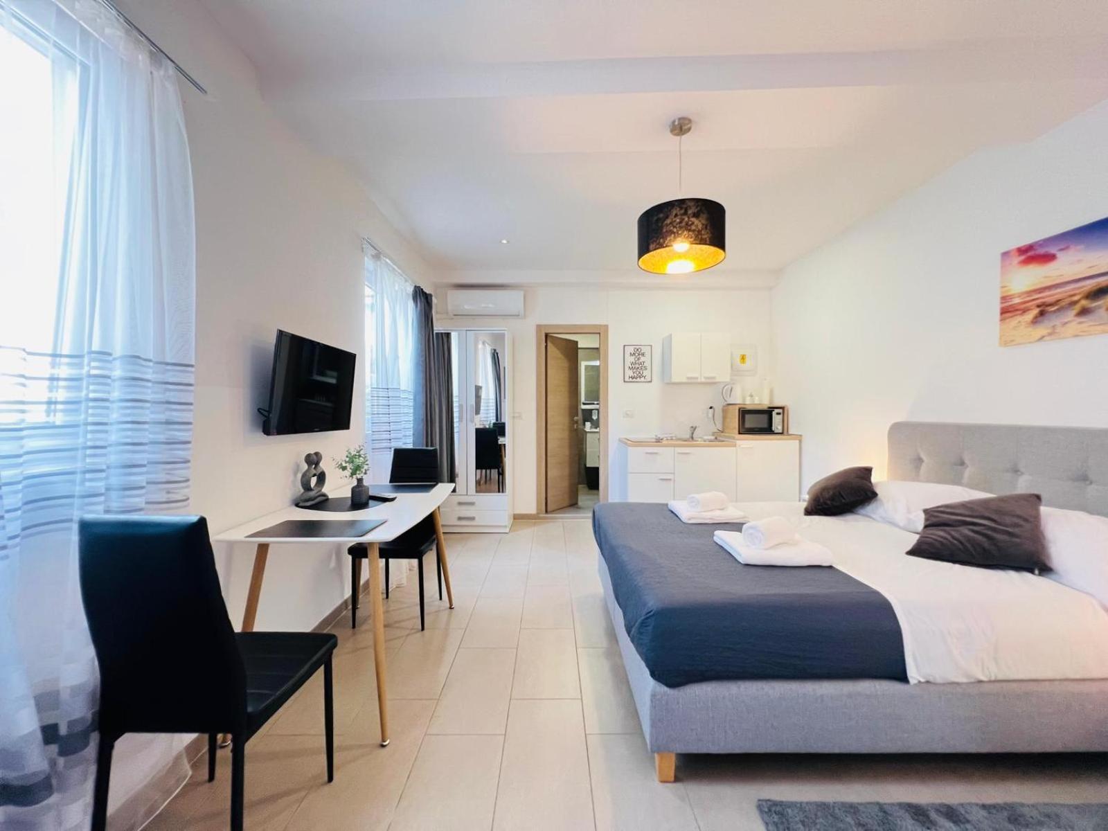 Azzurro Mare Apartment Pula Bagian luar foto