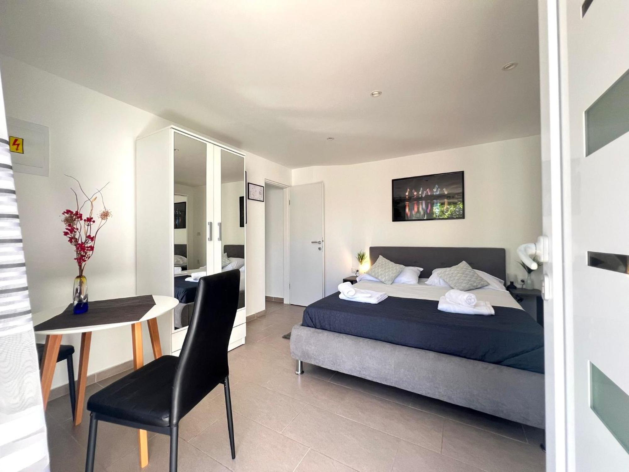 Azzurro Mare Apartment Pula Bagian luar foto