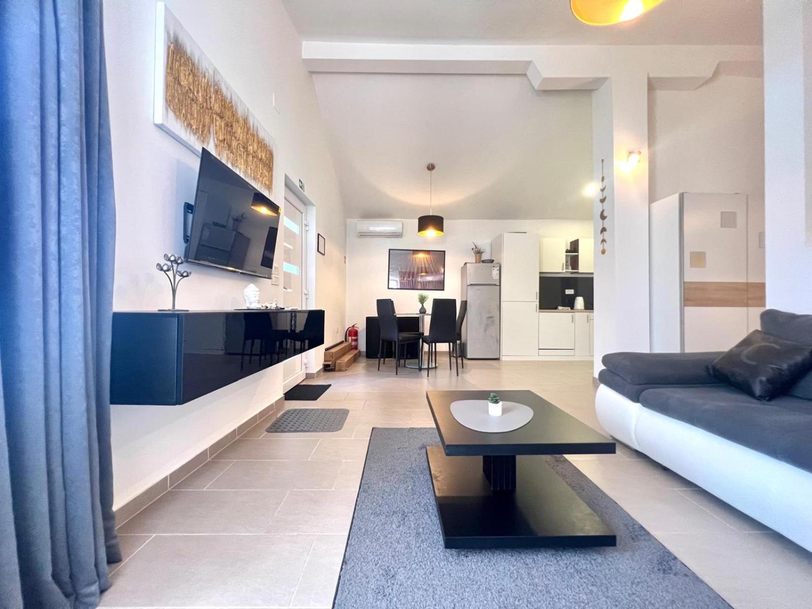 Azzurro Mare Apartment Pula Bagian luar foto