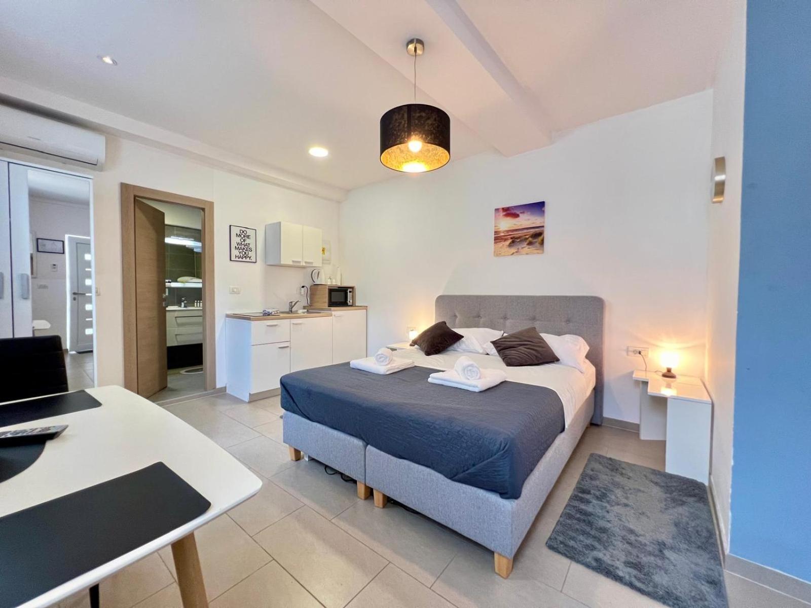Azzurro Mare Apartment Pula Bagian luar foto
